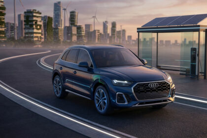 Audi Q5 hybride diesel bleu foncé sur une route futuriste, devant un arrêt de bus solaire et une ville verte.