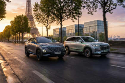 Deux SUV Omoda (gris) et Jaecoo (argent) circulent sur une avenue parisienne au crépuscule, Tour Eiffel et bâtiments modernes en fond.