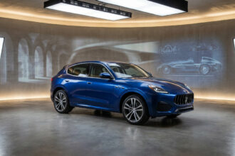 Une Maserati Grecale bleue dans un studio avec des projections techniques en arrière-plan et un éclairage professionnel.