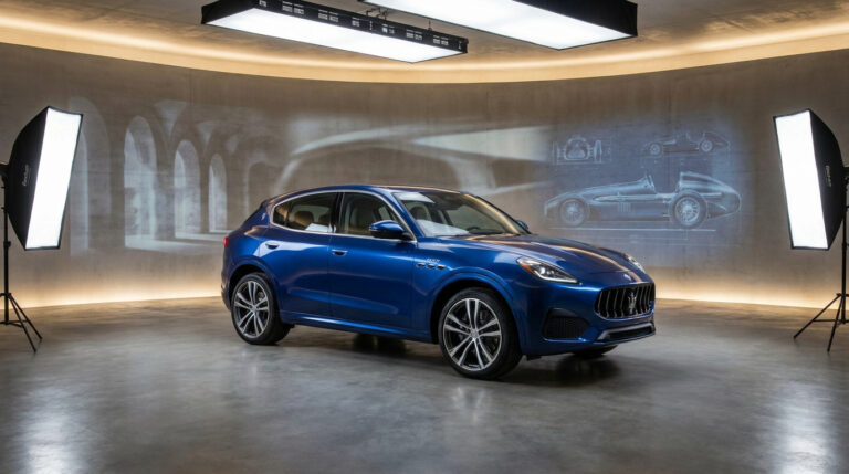 Une Maserati Grecale bleue dans un studio avec des projections techniques en arrière-plan et un éclairage professionnel.