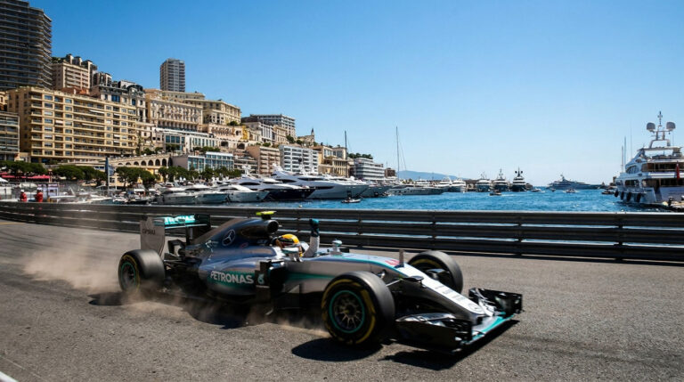Une monoplace Mercedes de Formule 1 roulant sur le circuit urbain de Monaco avec le port et la ville en arrière-plan.