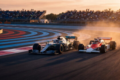 Une Formule 1 moderne et une voiture de course vintage roulent côte à côte sur le circuit du Castellet au coucher du soleil.