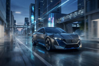 Concept-car Peugeot 208 aux lignes anguleuses roulant dans une ville futuriste sous la pluie.