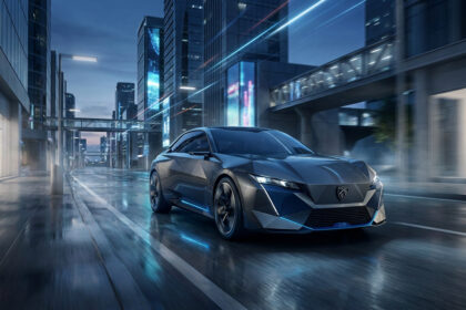 Concept-car Peugeot 208 aux lignes anguleuses roulant dans une ville futuriste sous la pluie.