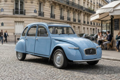 Une Citroën 2CV bleue moderne et électrique garée sur une rue pavée devant une terrasse de café parisienne.